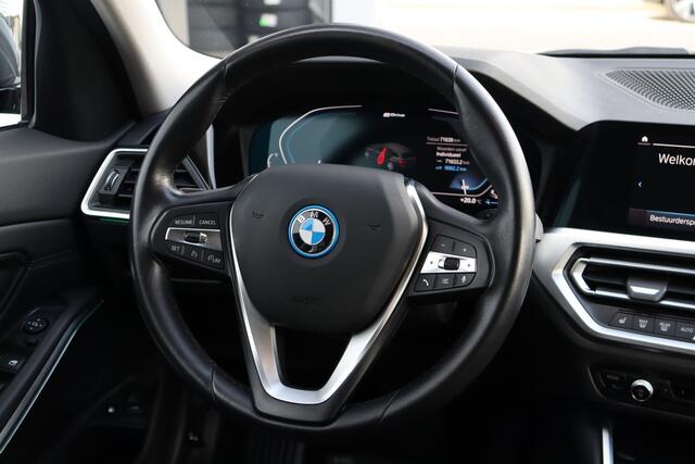 BMW 3-SERIE Touring 330e Sportline | Sportstoelen | Shadowline | Navigatie | Trekhaak | Stoelverwarming