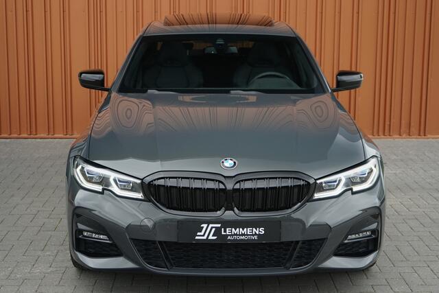 BMW 3-SERIE 330e xDrive M Sport DAVITGRAU M-Stoelen Schuifdak Trekhaak Memory DAB VOL!