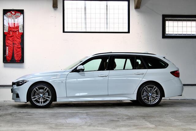 BMW 3-SERIE Touring 320i M Sport Edition | Panoramadak | Apple Carplay | Trekhaak | Adaptive cruise control | NL auto |
