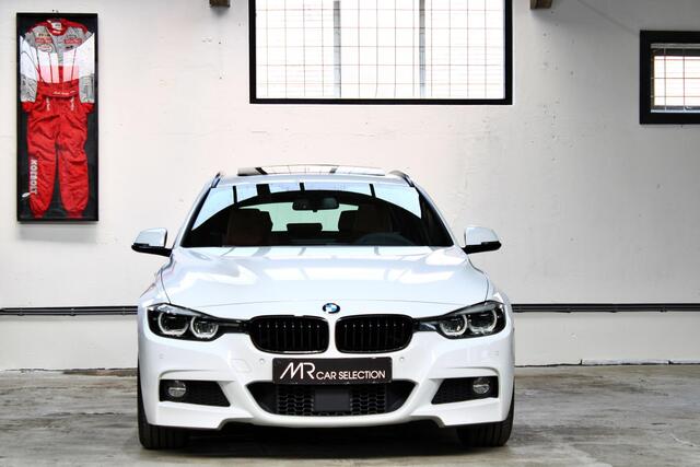 BMW 3-SERIE Touring 320i M Sport Edition | Panoramadak | Apple Carplay | Trekhaak | Adaptive cruise control | NL auto |