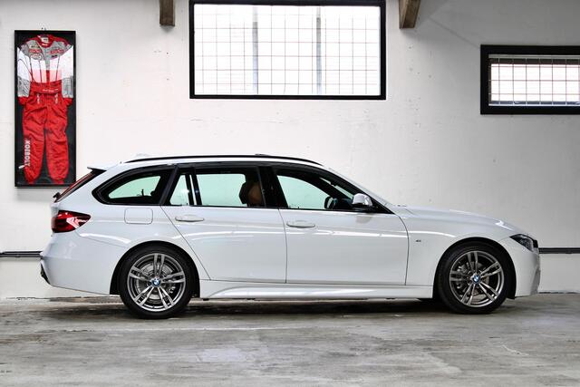 BMW 3-SERIE Touring 320i M Sport Edition | Panoramadak | Apple Carplay | Trekhaak | Adaptive cruise control | NL auto |