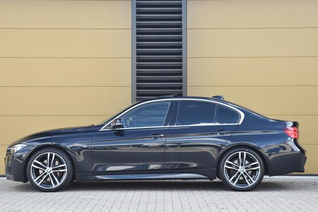 BMW 3-SERIE 330i Edition M Sport Shadow High Executive * Glasdak * Stuurwiel verwarming * Leder * LED * Navigatie Professional *
