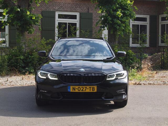 BMW 3-SERIE Touring 320e Business Edition Plus | Apple Carplay | Laserlight | Parkeersensoren | Sfeerverlichting | Leer |