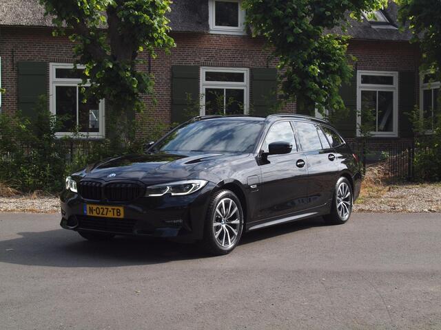 BMW 3-SERIE Touring 320e Business Edition Plus | Apple Carplay | Laserlight | Parkeersensoren | Sfeerverlichting | Leer |
