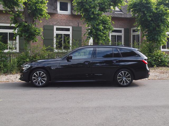 BMW 3-SERIE Touring 320e Business Edition Plus | Apple Carplay | Laserlight | Parkeersensoren | Sfeerverlichting | Leer |