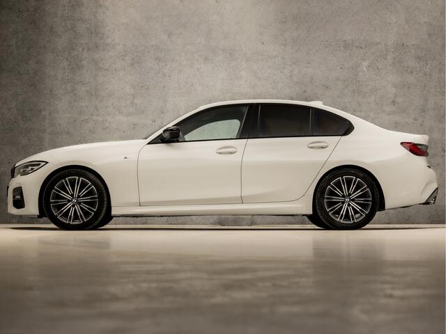 BMW 3-SERIE 320i M Sport 184Pk Automaat (APPLE CARPLAY, M PAKKET, GROOT NAVI, SFEERVERLICHTING, LEDER/ACANTARA, SPORTSTOELEN, GETINT GLAS, PARKEERSENSOREN, NIEUWE APK, NIEUWSTAAT)