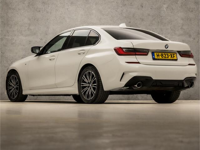 BMW 3-SERIE 320i M Sport 184Pk Automaat (APPLE CARPLAY, M PAKKET, GROOT NAVI, SFEERVERLICHTING, LEDER/ACANTARA, SPORTSTOELEN, GETINT GLAS, PARKEERSENSOREN, NIEUWE APK, NIEUWSTAAT)