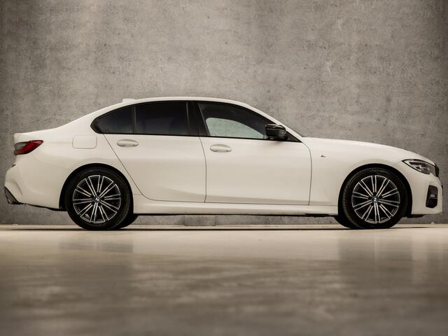 BMW 3-SERIE 320i M Sport 184Pk Automaat (APPLE CARPLAY, M PAKKET, GROOT NAVI, SFEERVERLICHTING, LEDER/ACANTARA, SPORTSTOELEN, GETINT GLAS, PARKEERSENSOREN, NIEUWE APK, NIEUWSTAAT)