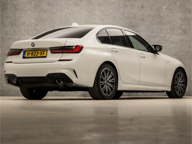 BMW 3-SERIE 320i M Sport 184Pk Automaat (APPLE CARPLAY, M PAKKET, GROOT NAVI, SFEERVERLICHTING, LEDER/ACANTARA, SPORTSTOELEN, GETINT GLAS, PARKEERSENSOREN, NIEUWE APK, NIEUWSTAAT)