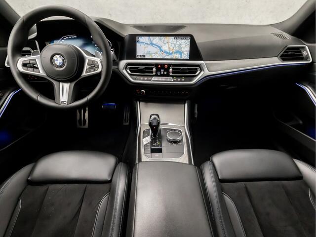 BMW 3-SERIE 320i M Sport 184Pk Automaat (APPLE CARPLAY, M PAKKET, GROOT NAVI, SFEERVERLICHTING, LEDER/ACANTARA, SPORTSTOELEN, GETINT GLAS, PARKEERSENSOREN, NIEUWE APK, NIEUWSTAAT)