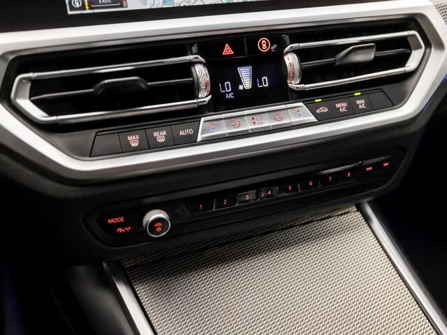 BMW 3-SERIE 320i M Sport 184Pk Automaat (APPLE CARPLAY, M PAKKET, GROOT NAVI, SFEERVERLICHTING, LEDER/ACANTARA, SPORTSTOELEN, GETINT GLAS, PARKEERSENSOREN, NIEUWE APK, NIEUWSTAAT)