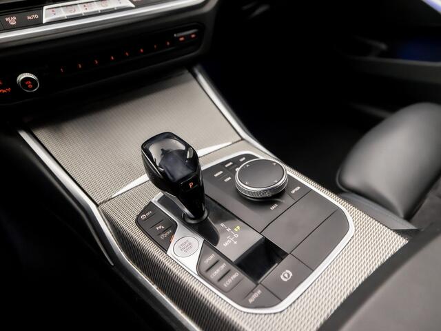 BMW 3-SERIE 320i M Sport 184Pk Automaat (APPLE CARPLAY, M PAKKET, GROOT NAVI, SFEERVERLICHTING, LEDER/ACANTARA, SPORTSTOELEN, GETINT GLAS, PARKEERSENSOREN, NIEUWE APK, NIEUWSTAAT)