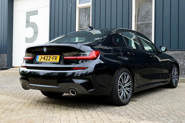 BMW 3-SERIE 318i M-Sport Rijklaarprijs-Garantie Navigatie Leder sport interieur Live Cockpit Plus
