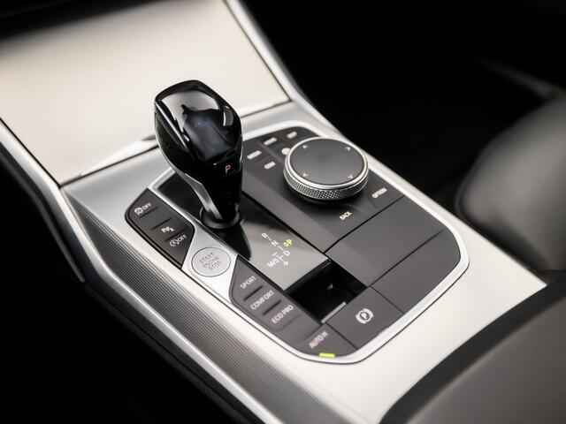 BMW 3-SERIE Touring 320i Sportline Shadow 184Pk Automaat (APPLE CARPLAY, GROOT NAVI, CAMERA, LEDER, ADAPTIVE CRUISE, SFEERVERLICHTING, SPORTSTOELEN, HIFI, TREKHAAK ELEKTRISCH, GETINT GLAS, NIEUWSTAAT)