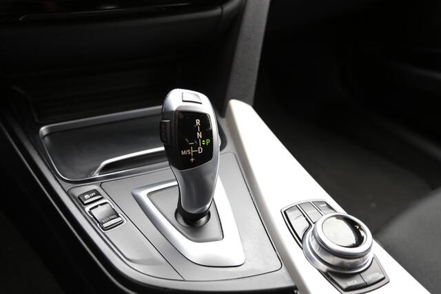 BMW 3-SERIE Touring 318i Corporate Lease Executive Navi LED