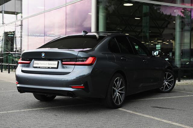 BMW 3-SERIE 320i High Executive Automaat / Schuif-kanteldak / Sportstoelen / Achteruitrijcamera / Parking Assistant / LED / Live Cockpit Professional