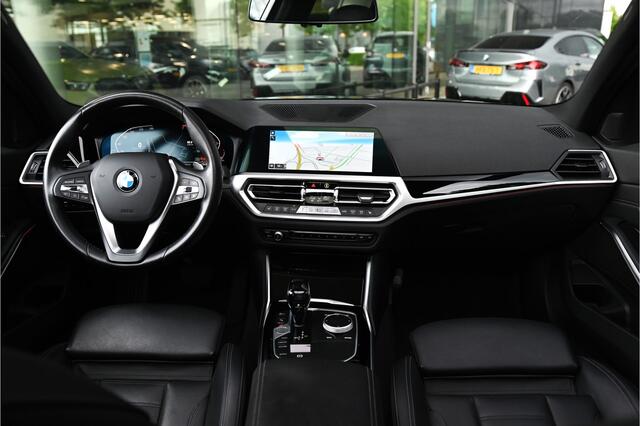 BMW 3-SERIE 320i High Executive Automaat / Schuif-kanteldak / Sportstoelen / Achteruitrijcamera / Parking Assistant / LED / Live Cockpit Professional