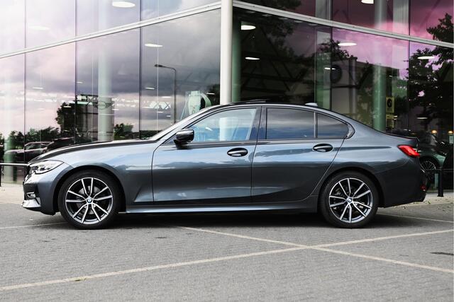 BMW 3-SERIE 320i High Executive Automaat / Schuif-kanteldak / Sportstoelen / Achteruitrijcamera / Parking Assistant / LED / Live Cockpit Professional