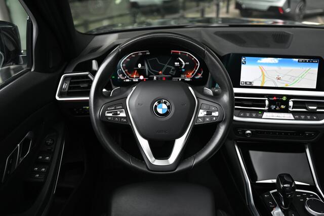 BMW 3-SERIE 320i High Executive Automaat / Schuif-kanteldak / Sportstoelen / Achteruitrijcamera / Parking Assistant / LED / Live Cockpit Professional