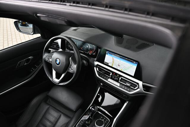 BMW 3-SERIE 320i High Executive Automaat / Schuif-kanteldak / Sportstoelen / Achteruitrijcamera / Parking Assistant / LED / Live Cockpit Professional