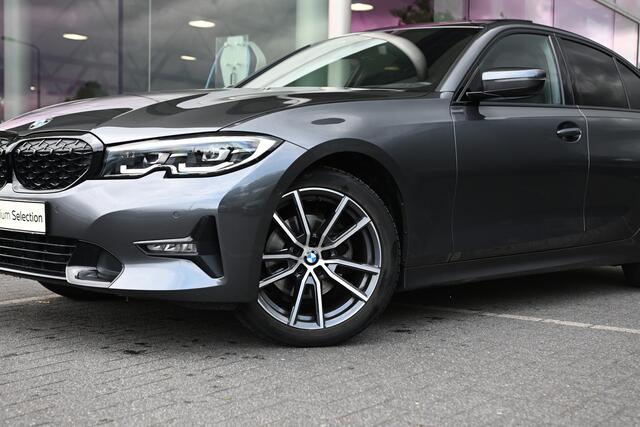 BMW 3-SERIE 320i High Executive Automaat / Schuif-kanteldak / Sportstoelen / Achteruitrijcamera / Parking Assistant / LED / Live Cockpit Professional