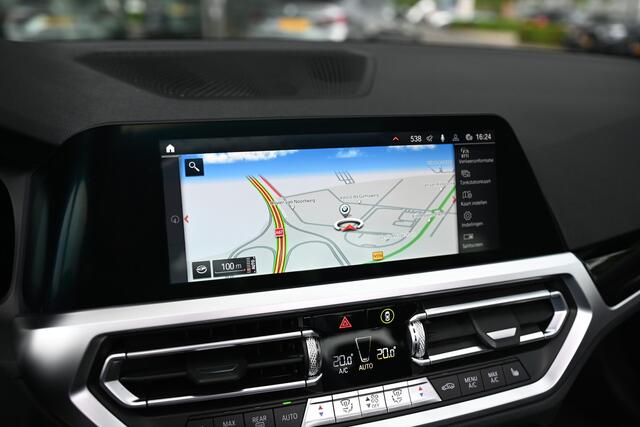 BMW 3-SERIE 320i High Executive Automaat / Schuif-kanteldak / Sportstoelen / Achteruitrijcamera / Parking Assistant / LED / Live Cockpit Professional
