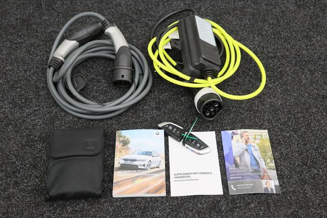 BMW 3-SERIE Touring 330e High Executive M-Sport | Plug-in | Carplay | Camera | Dealer onderh. | Leder met stoelverwarming | Trekhaak | Cruise control | Climate control | PDC | LED | Elektrische klep | M-Pakket