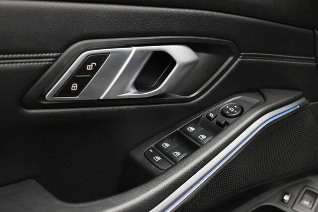 BMW 3-SERIE Touring 330e High Executive M-Sport | Plug-in | Carplay | Camera | Dealer onderh. | Leder met stoelverwarming | Trekhaak | Cruise control | Climate control | PDC | LED | Elektrische klep | M-Pakket