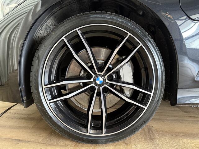 BMW 3-SERIE Touring 330e *Carplay* Dealer Onderhouden / 19'' LMV / LED / Cruise / Navigatie / ECC Clima