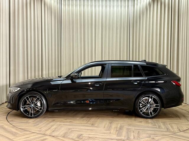 BMW 3-SERIE Touring 330e *Carplay* Dealer Onderhouden / 19'' LMV / LED / Cruise / Navigatie / ECC Clima