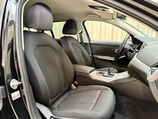BMW 3-SERIE Touring 330e *Carplay* Dealer Onderhouden / 19'' LMV / LED / Cruise / Navigatie / ECC Clima