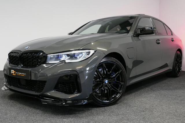 BMW 3-SERIE 330e M-Sport / M340i Diffuser / Black Diamond M Grill / M340i M Sport bumper pakket / BMW Laserlight / Schuif-/kanteldak / Head-up Display / Stoelverwarming / Apple Carplay - Android Auto / Keyless / M onderstel / Sportstoelen / Dodehoek detectie / Stuurw