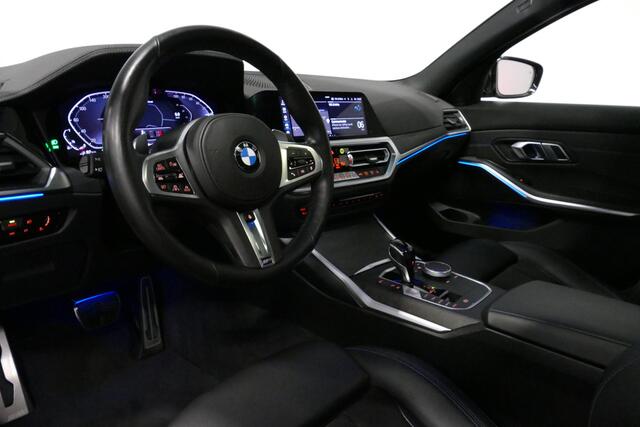 BMW 3-SERIE 330e M-Sport / M340i Diffuser / Black Diamond M Grill / M340i M Sport bumper pakket / BMW Laserlight / Schuif-/kanteldak / Head-up Display / Stoelverwarming / Apple Carplay - Android Auto / Keyless / M onderstel / Sportstoelen / Dodehoek detectie / Stuurw