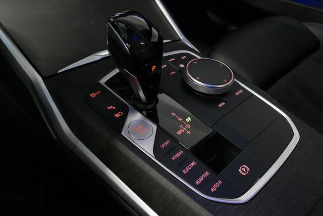 BMW 3-SERIE 330e M-Sport / M340i Diffuser / Black Diamond M Grill / M340i M Sport bumper pakket / BMW Laserlight / Schuif-/kanteldak / Head-up Display / Stoelverwarming / Apple Carplay - Android Auto / Keyless / M onderstel / Sportstoelen / Dodehoek detectie / Stuurw