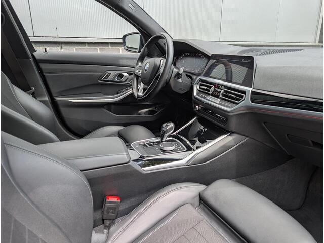 BMW 3-SERIE Touring 330e xDrive High Executive | Panorama | Trekhaak | Ambient | Cockpit Prof | 1/2 Lederen Sportstoelen | APK & OH Nieuw