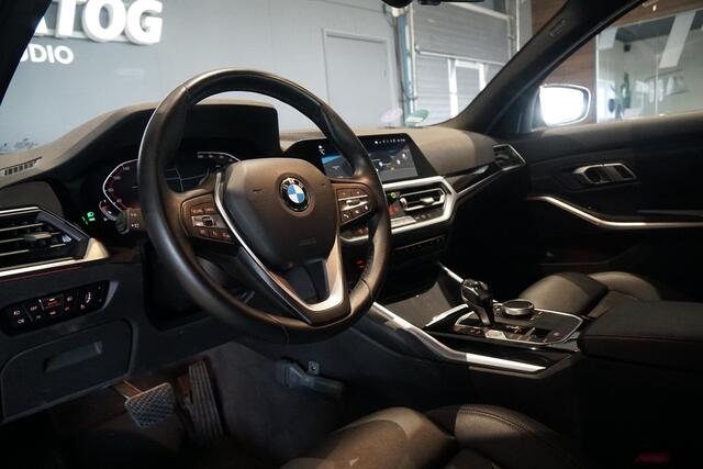 BMW 3-SERIE Touring 318i High Executive *INCL. BTW* + HEAD-UP / SPORTSTOEL / 19'' LMV