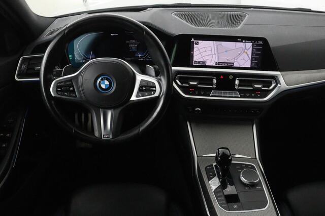 BMW 3-SERIE 330e M Sport | Panoramadak | Head-Up | Laserlight | Adaptive cruise | Leder | Stoelverwarming | Camera | Sfeerverlichting | Carplay | Sportstoelen | Live Cockpit