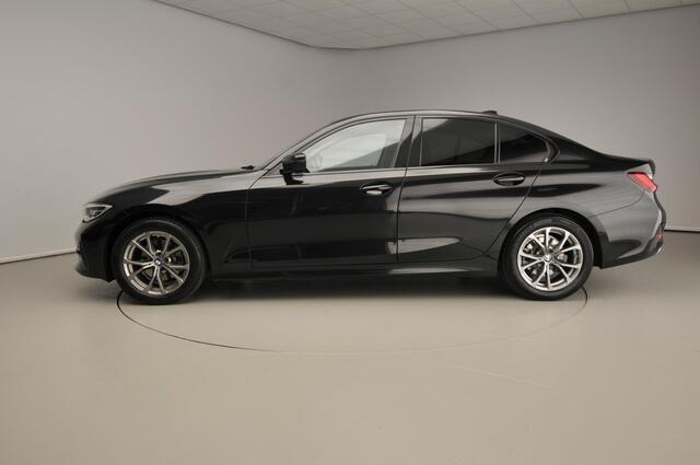 BMW 3-SERIE Sedan 320i | LED | Navigatie | Sportstoelen | Shadow line | Clima | DAB | Alu 17 inch
