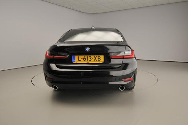 BMW 3-SERIE Sedan 320i | LED | Navigatie | Sportstoelen | Shadow line | Clima | DAB | Alu 17 inch