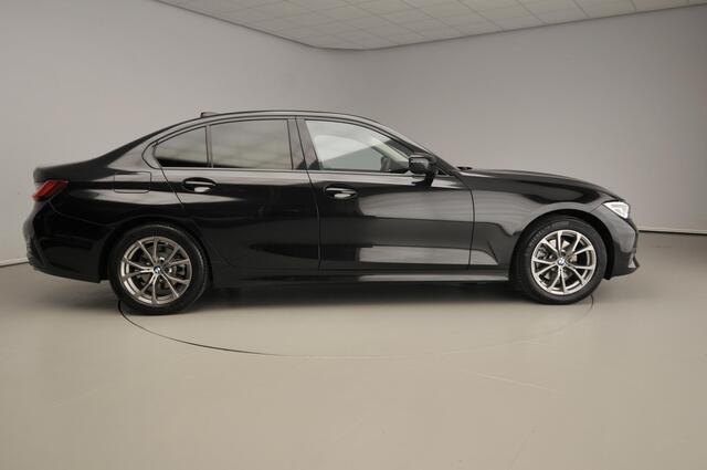 BMW 3-SERIE Sedan 320i | LED | Navigatie | Sportstoelen | Shadow line | Clima | DAB | Alu 17 inch