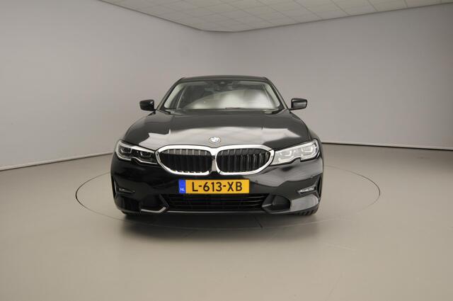 BMW 3-SERIE Sedan 320i | LED | Navigatie | Sportstoelen | Shadow line | Clima | DAB | Alu 17 inch