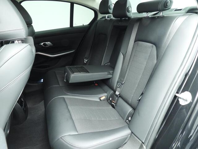 BMW 3-SERIE Sedan 320i | LED | Navigatie | Sportstoelen | Shadow line | Clima | DAB | Alu 17 inch