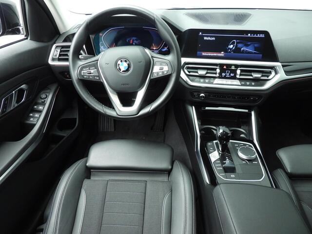 BMW 3-SERIE Sedan 320i | LED | Navigatie | Sportstoelen | Shadow line | Clima | DAB | Alu 17 inch