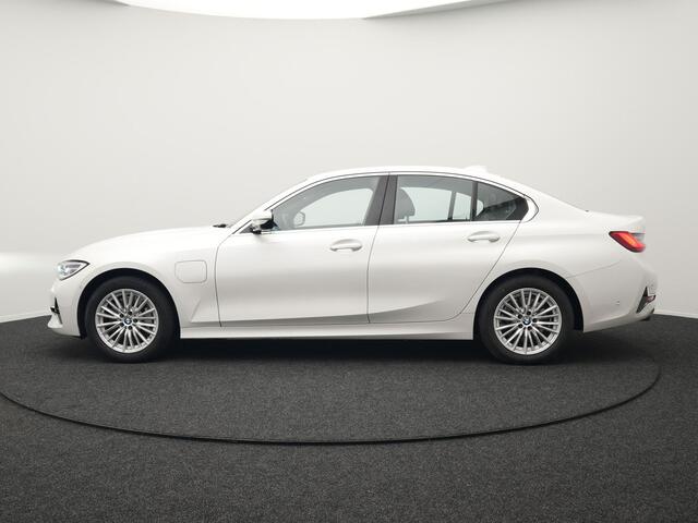 BMW 3-SERIE 330e Luxury Line Plug In Hybrid 293pk PHEV | Trekhaak af Fabriek | Lederen Memory Stoelen Verwarmd | Camera | Apple Carplay | Keyless | Virtual | Sfeerverlichting | DAB | Navi Full Map |