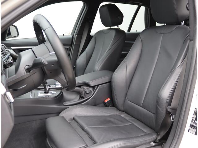 BMW 3-SERIE Touring 318i M Sport | Parkeercamera | LED | Leder | Org. NL
