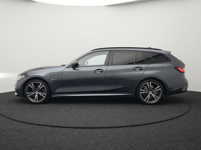 BMW 3-SERIE Touring 320e M Sport Plug In Hybrid Dealer O.H PHEV | Alcantara Sportstoelen Verwarmd | 19"L.M | Keyless | Camera | Parkassist | Apple Carplay | Sfeerverlichting | Navi Full Map |