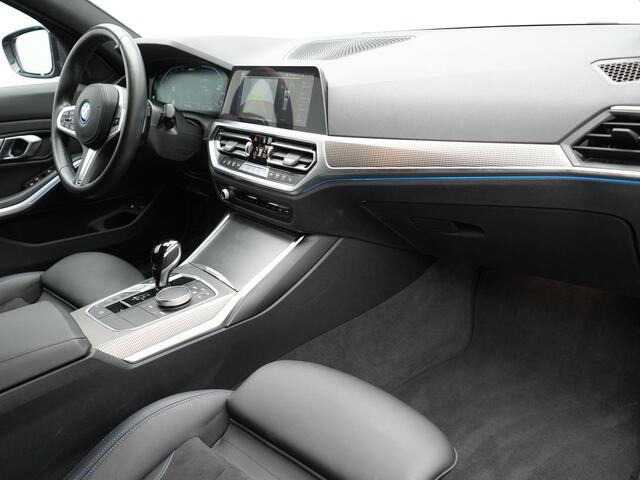 BMW 3-SERIE Touring 320e M Sport Plug In Hybrid Dealer O.H PHEV | Alcantara Sportstoelen Verwarmd | 19"L.M | Keyless | Camera | Parkassist | Apple Carplay | Sfeerverlichting | Navi Full Map |