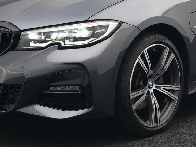 BMW 3-SERIE Touring 320e M Sport Plug In Hybrid Dealer O.H PHEV | Alcantara Sportstoelen Verwarmd | 19"L.M | Keyless | Camera | Parkassist | Apple Carplay | Sfeerverlichting | Navi Full Map |