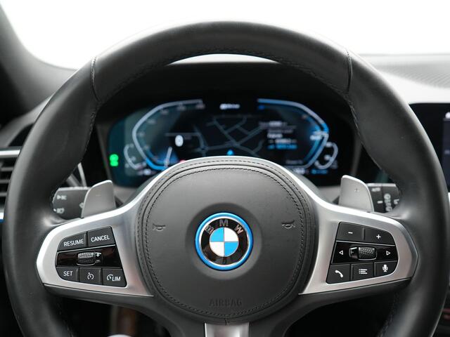 BMW 3-SERIE Touring 320e M Sport Plug In Hybrid Dealer O.H PHEV | Alcantara Sportstoelen Verwarmd | 19"L.M | Keyless | Camera | Parkassist | Apple Carplay | Sfeerverlichting | Navi Full Map |