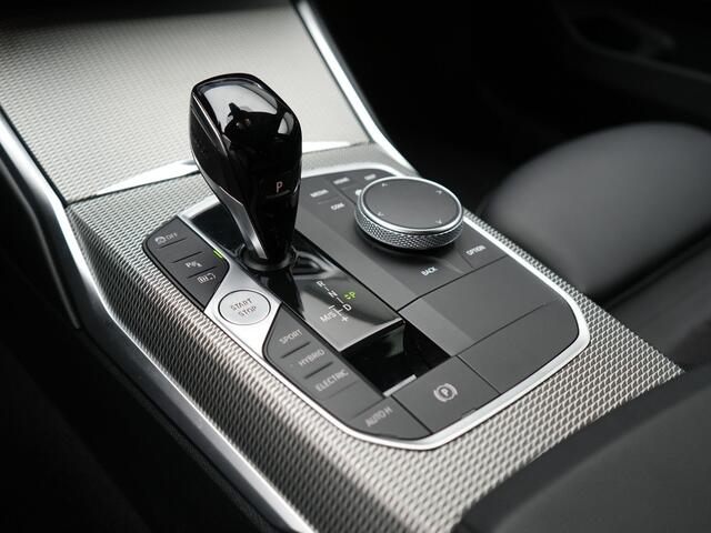 BMW 3-SERIE Touring 320e M Sport Plug In Hybrid Dealer O.H PHEV | Alcantara Sportstoelen Verwarmd | 19"L.M | Keyless | Camera | Parkassist | Apple Carplay | Sfeerverlichting | Navi Full Map |